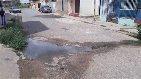 En pleno centro de Cuernavaca, denuncian la existencia de aguas negras por las calles.