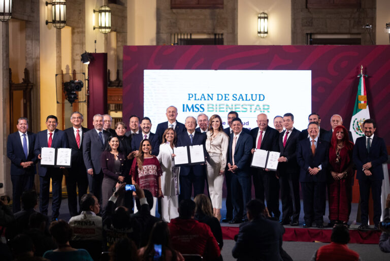 A fin de federalizar el sistema de salud, AMLO y 23 gobernadores firman acuerdo histórico